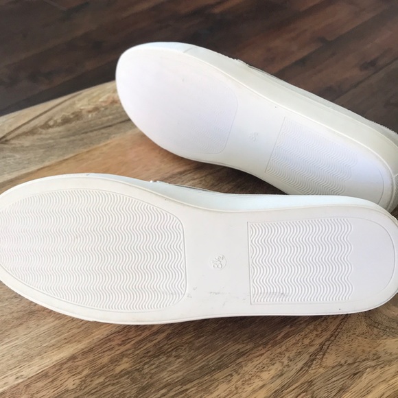 Carlos Santana
Sutton Sneakers Size 8.5 - Picture 6 of 8